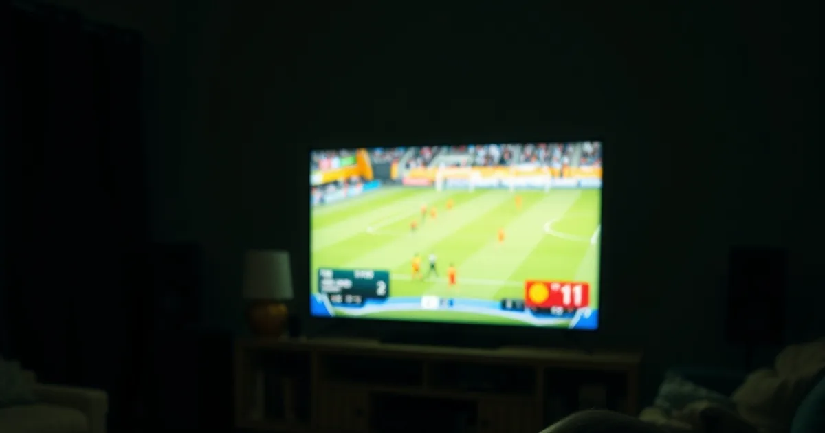 Salon d'appartement français la nuit, télévision allumée sur un match de football avec un bandeau « N°1 » discret à l'écran, smartphone au premier plan affichant une conversation WhatsApp et une miniature de vidéo YouTube, légère lueur verte-jaune-rouge rappelant le drapeau sénégalais, ambiance sombre et cinématographique style Téranga Nocturne